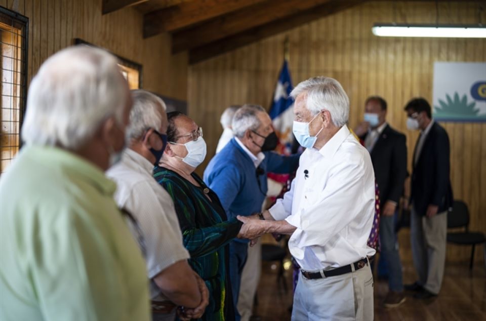 Piñera y ancianos