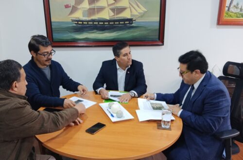 Robinson flores en reunión