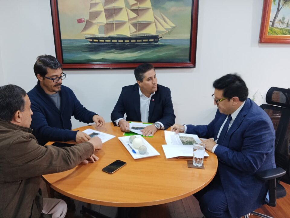 Robinson flores en reunión