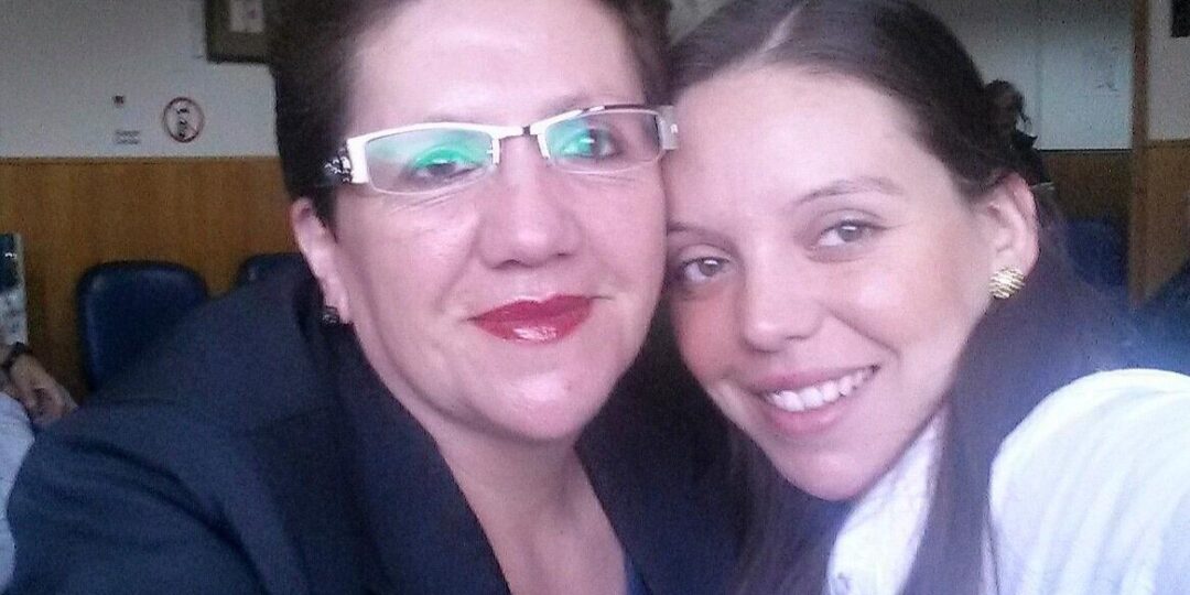 Camila Flores y su madre