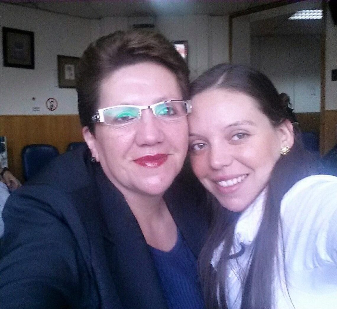 Camila Flores y su madre