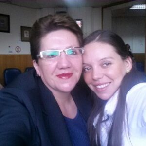 Camila Flores y su madre