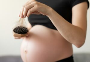 Caída del pelo en embarazadas: por qué ocurre y cómo cuidarlo de forma segura