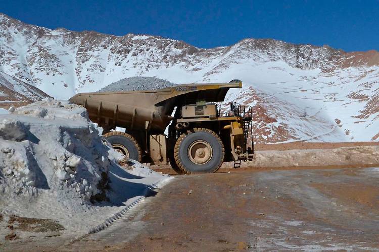 Lundin Mining Caserones camion parado